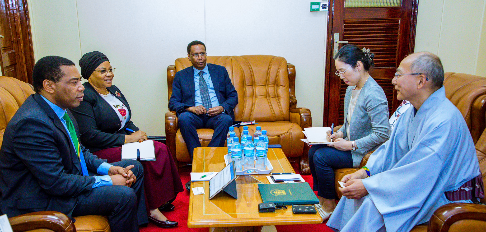Waziri wa Fedha na Mipango, Mhe. Dkt. Mwigulu Lameck Nchemba (Mb) akiwa katika mazungumzo na Balozi wa Japan nchini Tanzania Mhe. Yasushi Misawa kuhusu ushirikiano wa nchi hizo mbili.